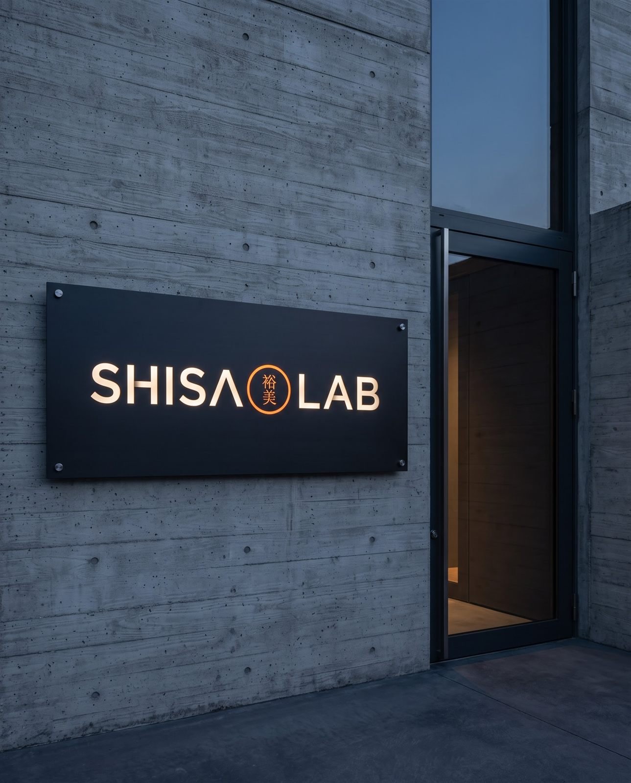 Placa de alumínio escuro com o logo Shisa Lab retroiluminado em parede de concreto
