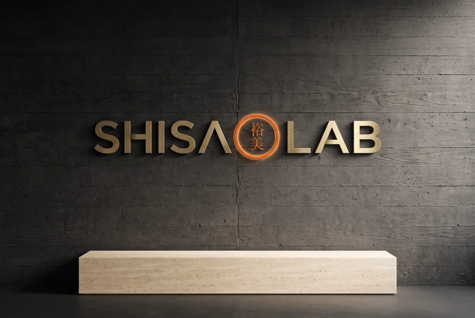 Parede de concreto com o logo Shisa Lab em letras de latão e anel laranja retroiluminado